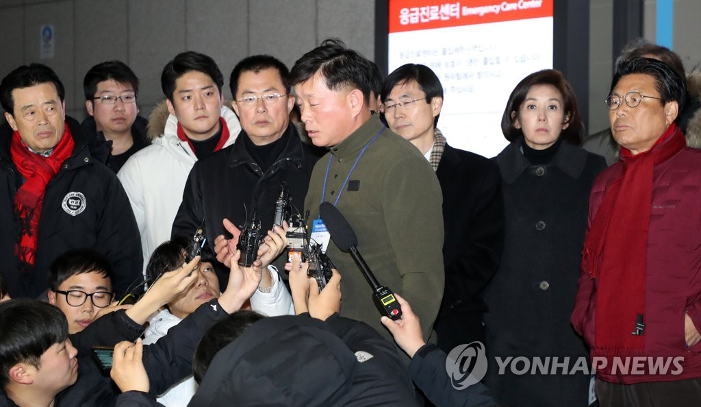 自由韩国党首席发言人金明渊在现场介绍黄教安的情况.