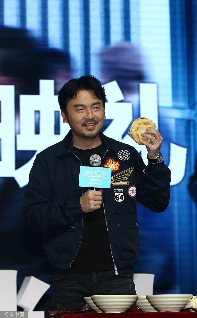 雷佳音现身西安宣传新片 留络腮胡帅气有型