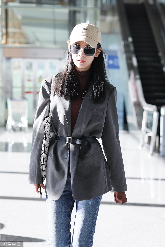 陈瑶穿廓型西装配牛仔裤美又酷 戴墨镜气场十足御姐范