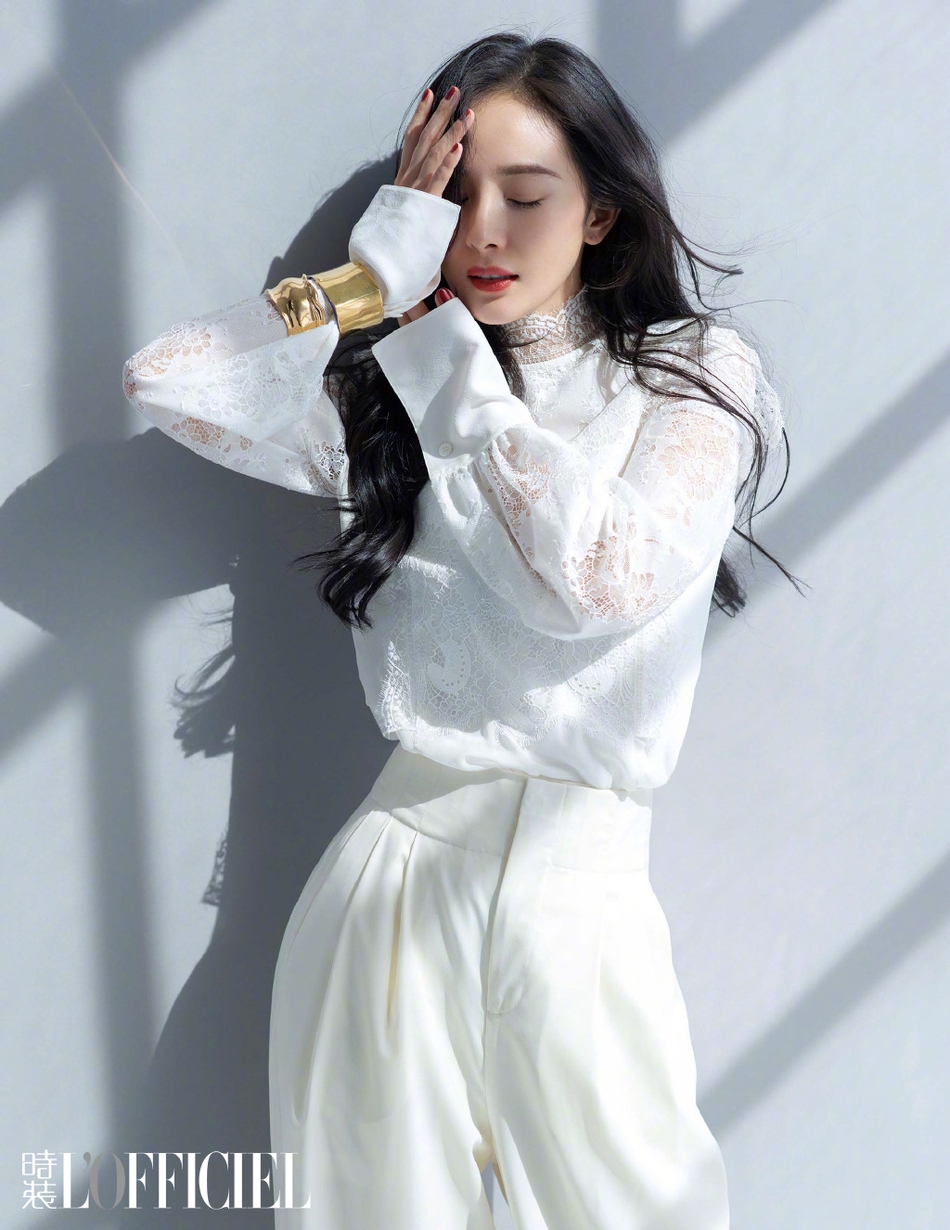 杨幂新刊演绎成熟女人独有韵味 变身霸气女神展现多面魅力