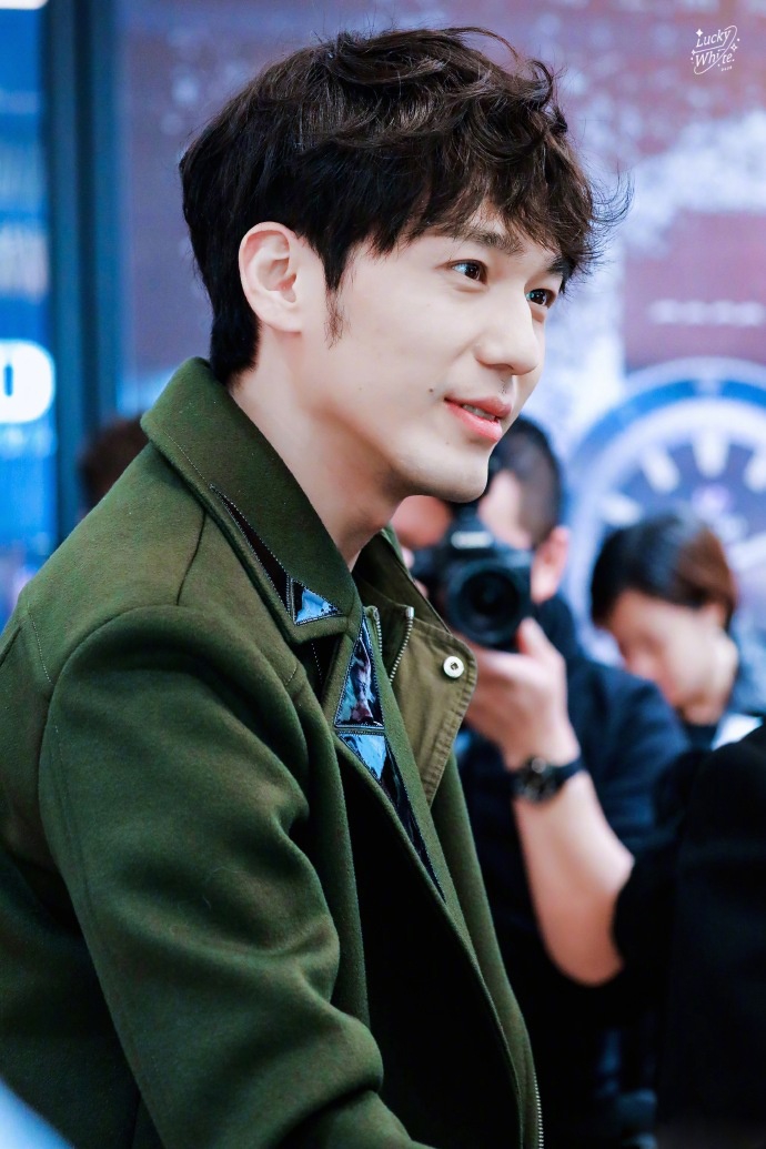 白宇着深绿夹克出席活动 剃掉胡子变身清爽帅气大男孩