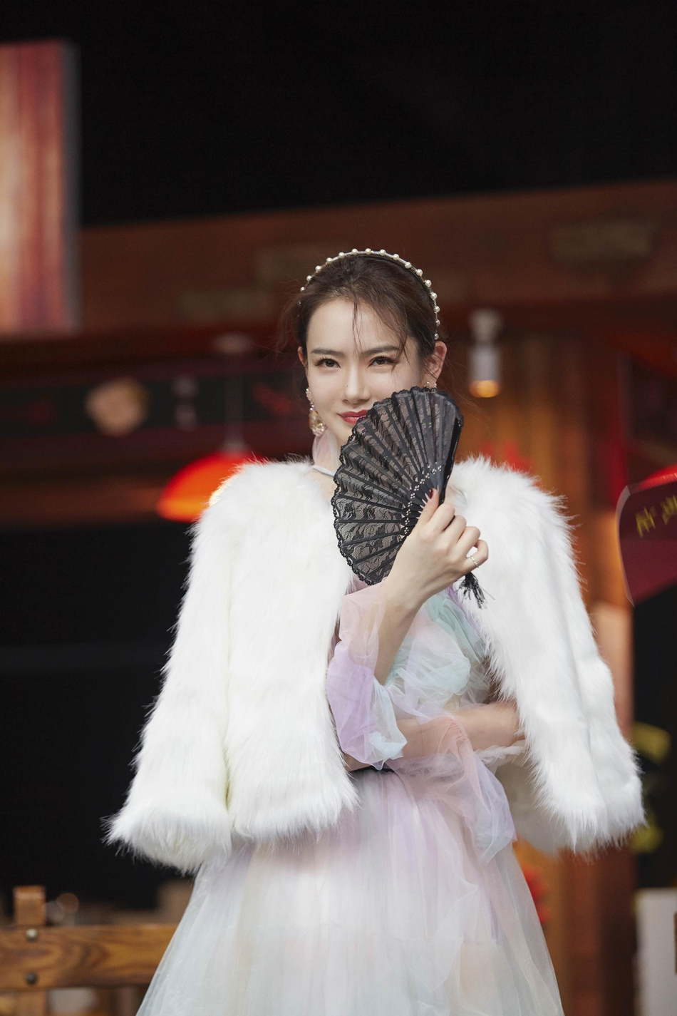 戚薇一袭彩虹薄纱裙仙气飘飘珍珠发箍搭黑色蕾丝扇贵气十足