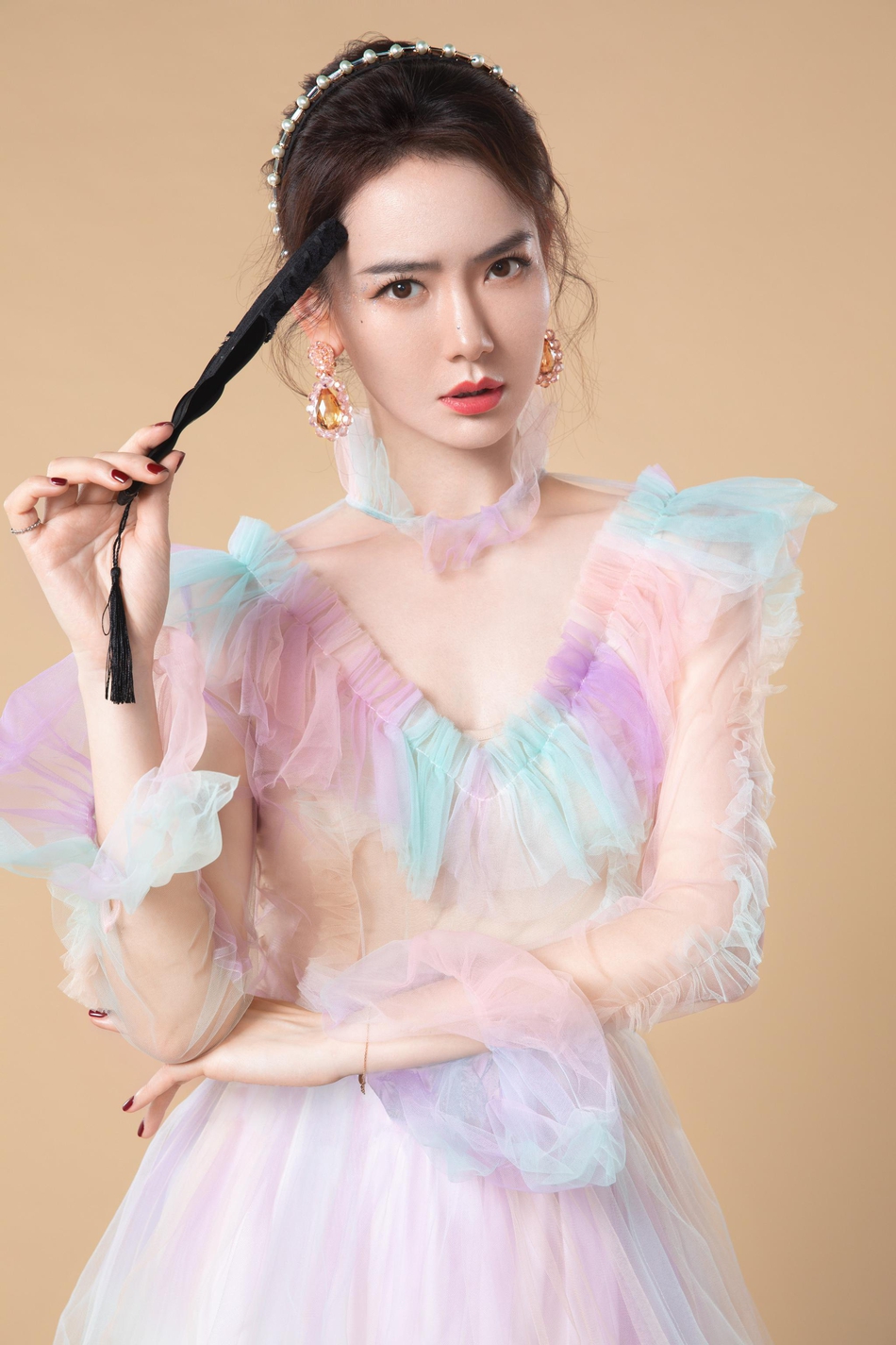 戚薇一袭彩虹薄纱裙仙气飘飘珍珠发箍搭黑色蕾丝扇贵气十足