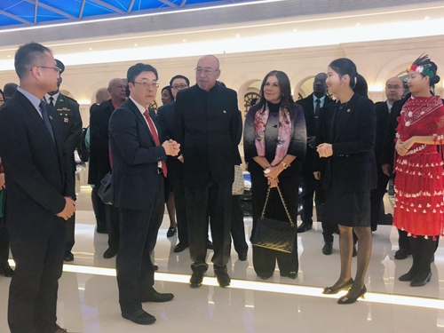 鲍特瑟总统参观华为公司北京EBC展厅。摄：环球网/侯佳欣