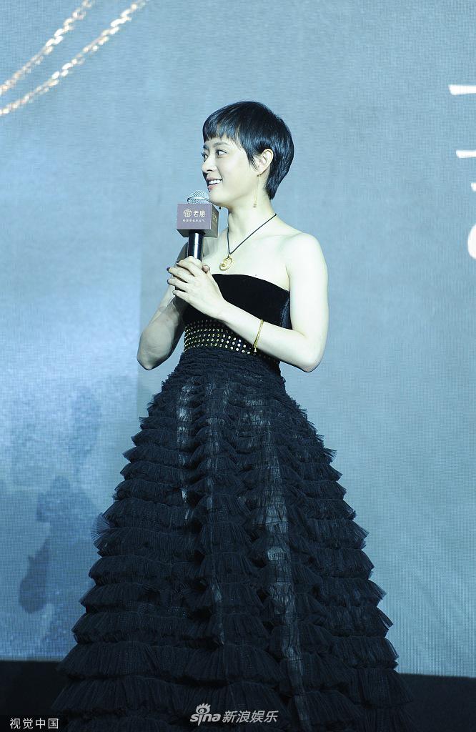 孙俪穿抹胸礼裙秀香肩锁骨短发精致气质佳