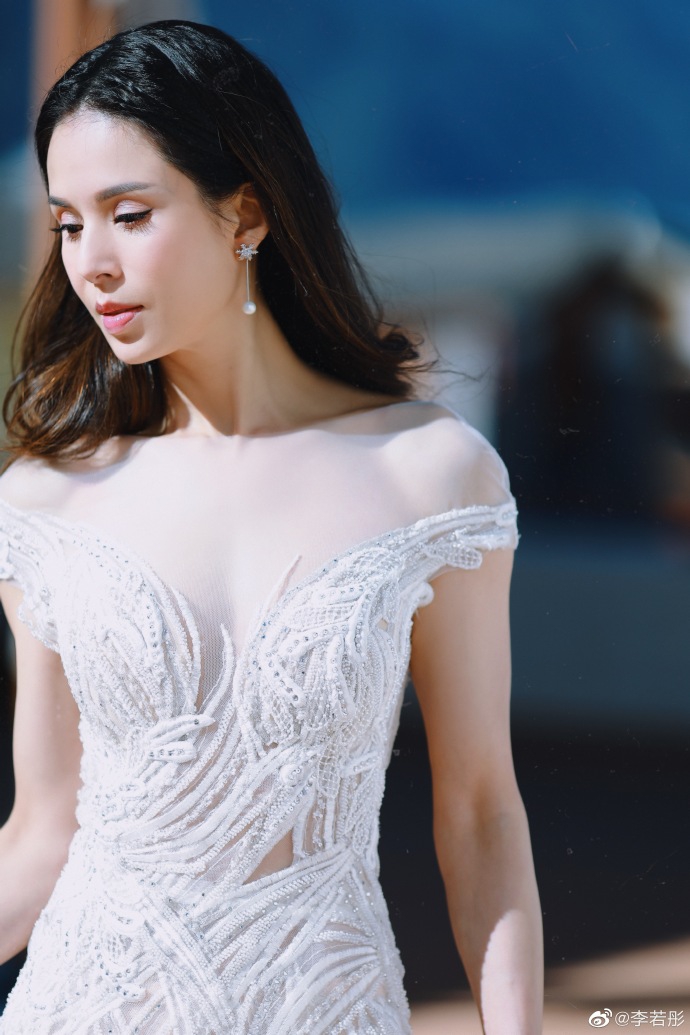 李若彤低胸白纱裙雕花精致身材傲人气质灵动美若天仙