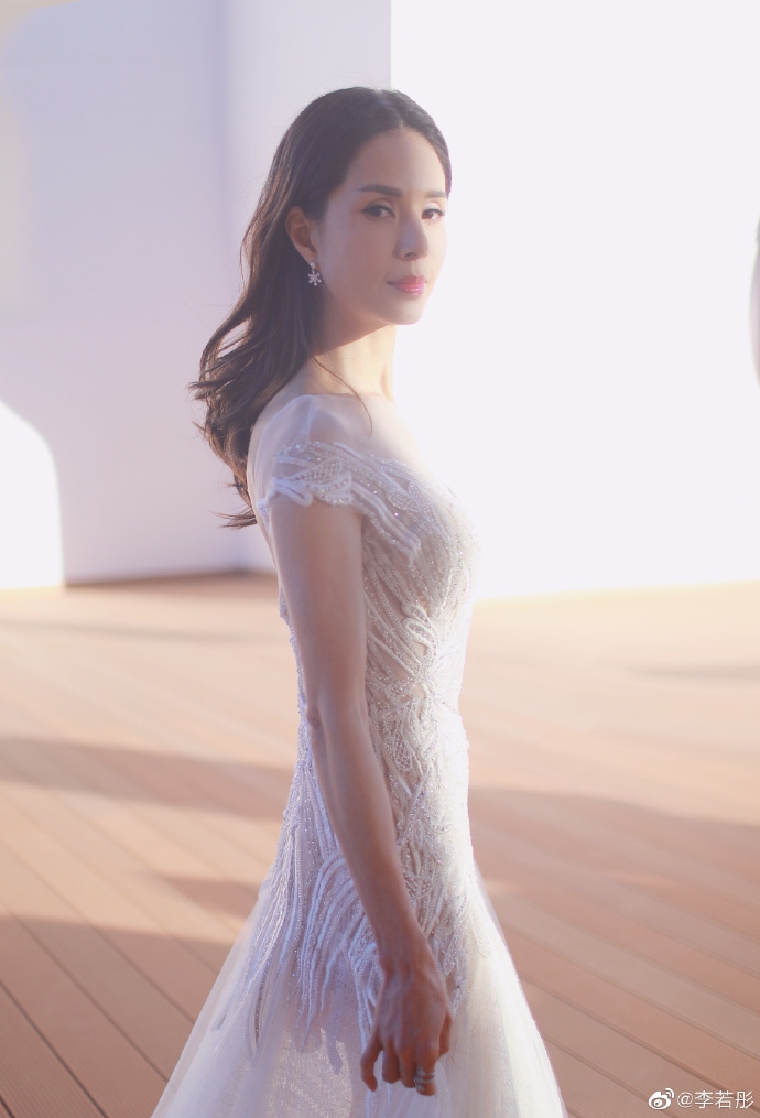 李若彤低胸白纱裙雕花精致身材傲人气质灵动美若天仙