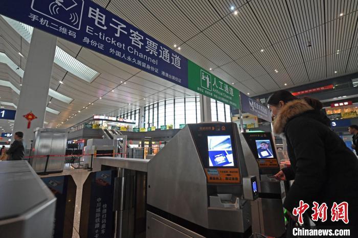 11月30日,旅客持本人身份证原件通过兰州西站电子客票通道进站乘车.