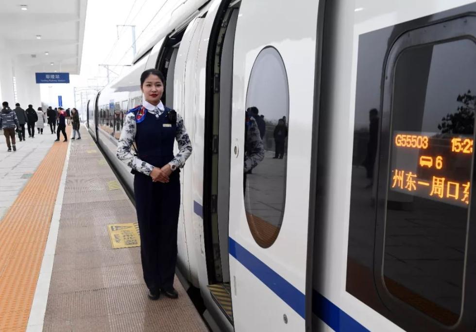 △2019年11月26日，郑州，郑阜线上的郑州东至周口东试运行列车即将发车。