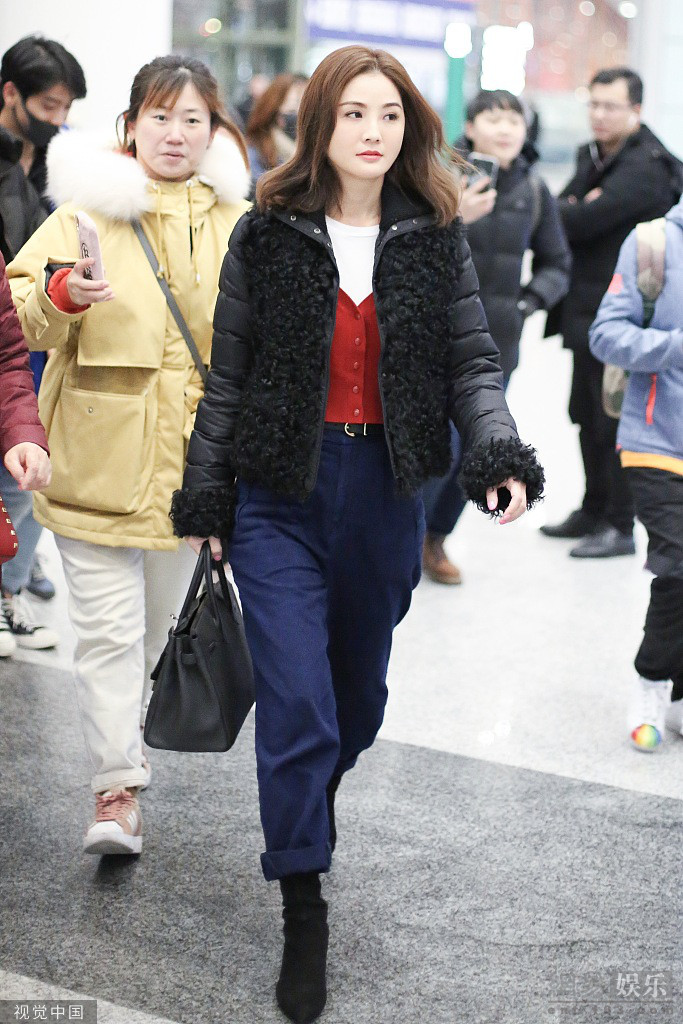 29日,北京,蔡卓妍(阿sa)现身机场.