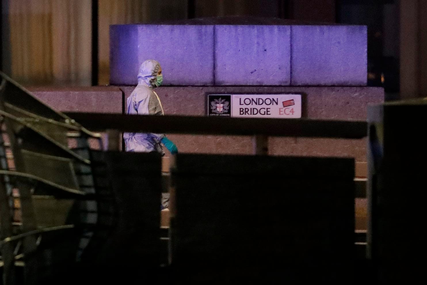 一名法医在伦敦桥恐袭案事发现场（图源：美联社）