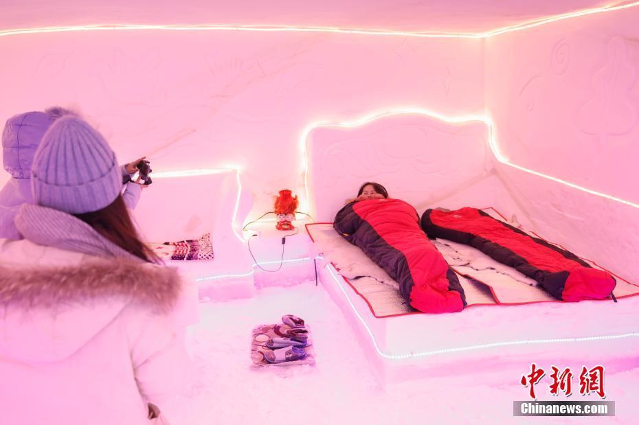 冬季室外气温一般约—40℃,由冰雪搭建的旅馆室内呵气成冰,寒冰床,雪