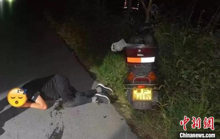 醉酒驾驶摩托车的陈某摔倒在地。嘉兴公安供图