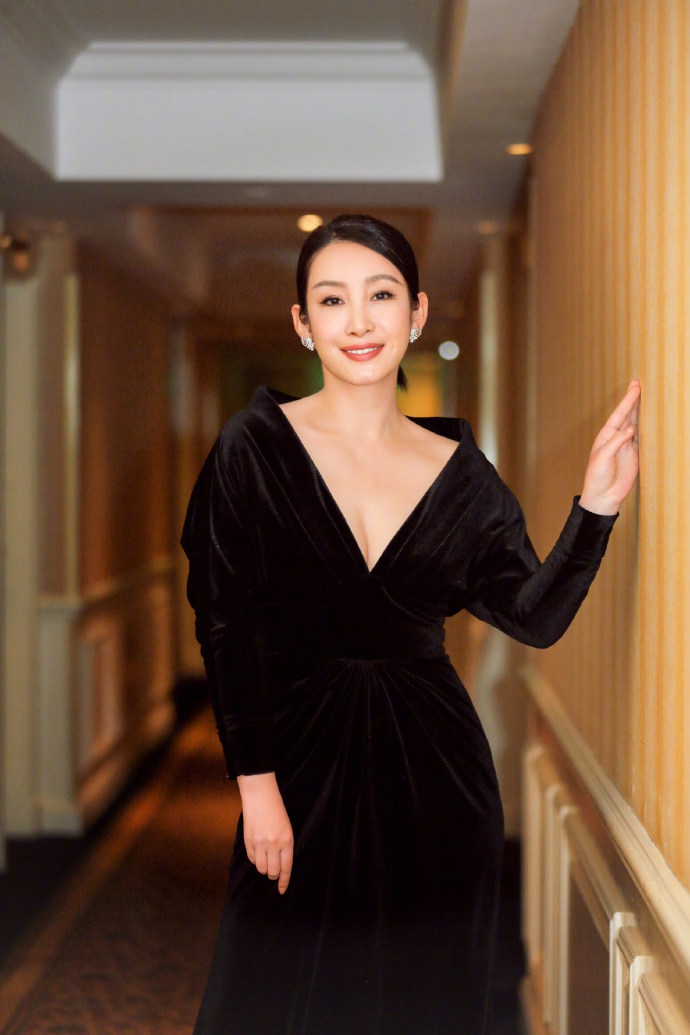 秦海璐穿深v丝绒礼服大气优雅 梳马尾辫尽显高贵气质