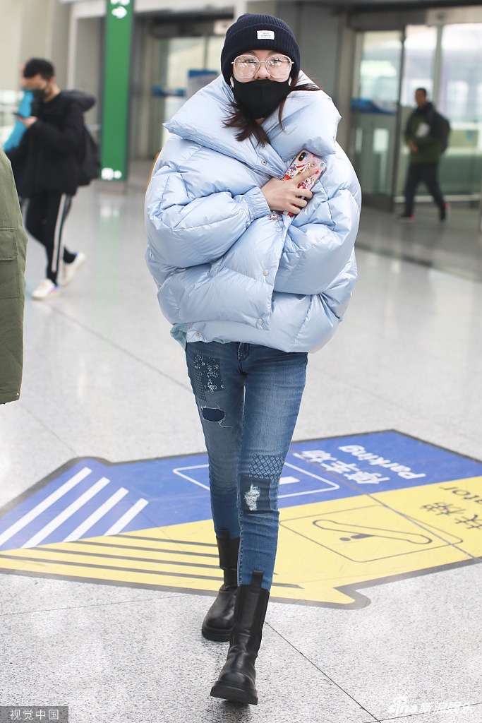 郁可唯机场紧裹蓝色面包服动作可爱 双腿又长又直