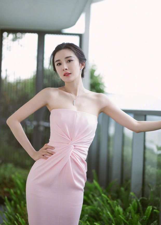 美人撩人只用腰杨幂鱼骨辫搭修身抹胸裙靓翻