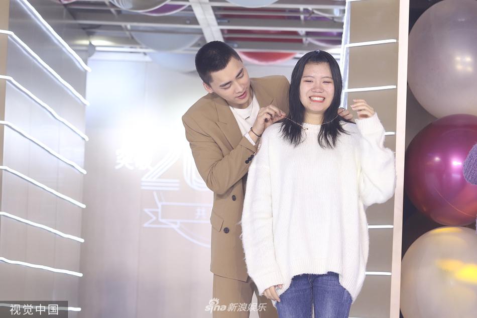 李易峰亲自为女粉丝戴项链直言爱我的女生最美