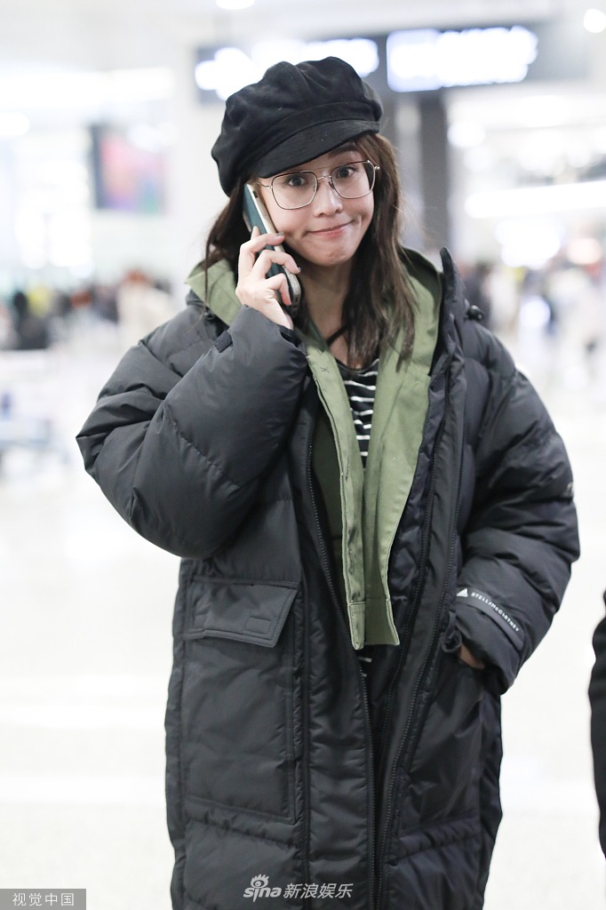 张钧甯戴贝雷帽青春洋溢 抿嘴露出酒窝超可爱