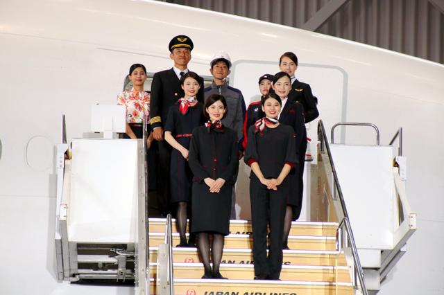 日本航空公布的新制服（朝日新闻）