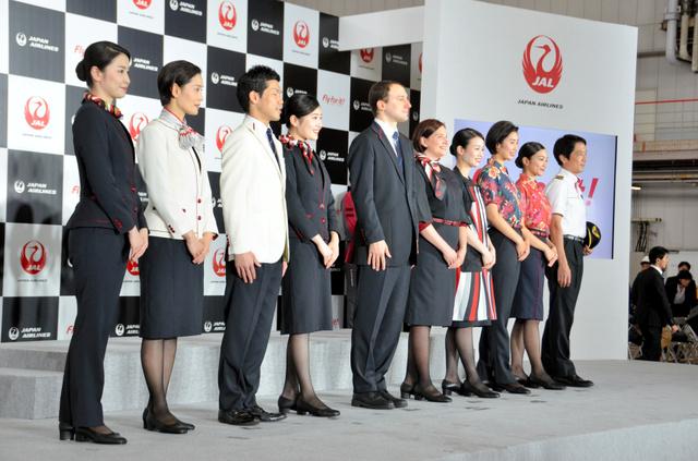 日本航空的新制服仍然要求女性穿带跟皮鞋（朝日新闻）
