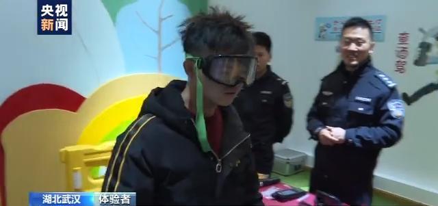 【央视新闻客户端】还敢酒驾吗？VR亲身体验：喝醉了还能不能走直线