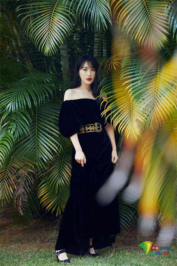 2019年12月1日,海南,李菲儿出席活动拍摄写真.