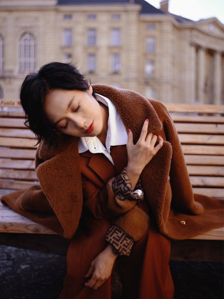 朱茵身着枫叶色大衣气质优雅紫霞仙子风韵犹存