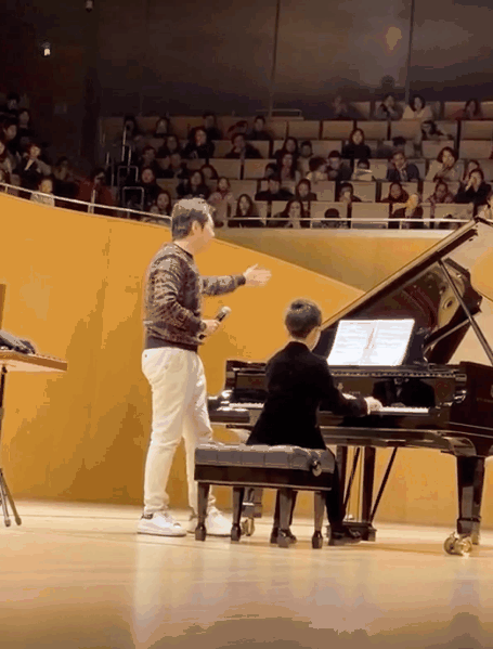 郎朗再现魔性钢琴教学现场版 手脚并用声情并茂接地气