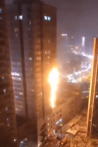 沈阳居民楼大火无人员伤亡 消防员