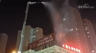 沈阳居民楼大火无人员伤亡 消防员