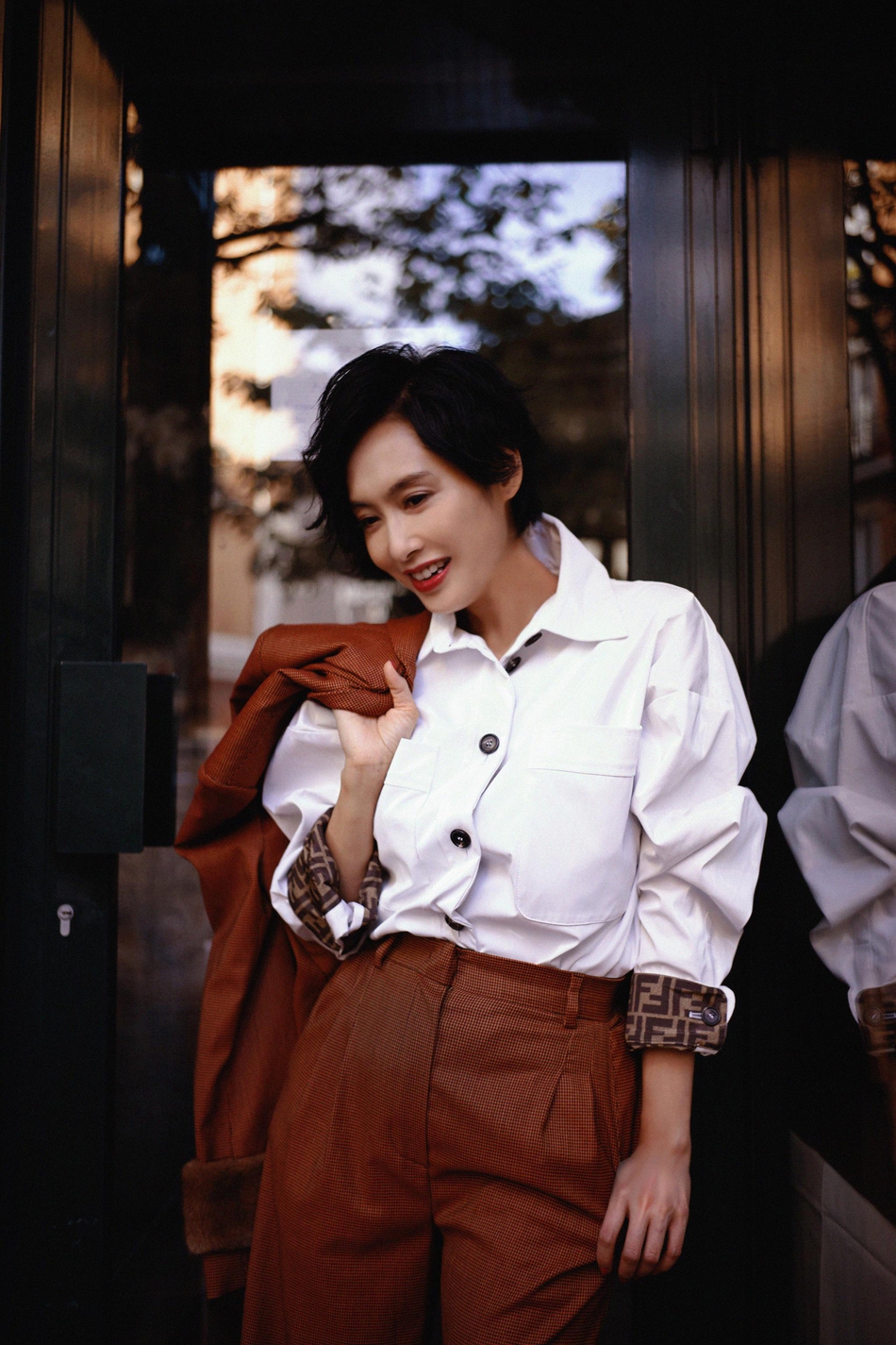 朱茵穿白色衬衫搭焦糖色西装尽显紫霞仙子魅力