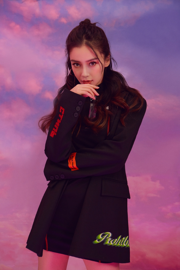 杨颖着廓形西装内搭连衣裙全黑look酷帅十足