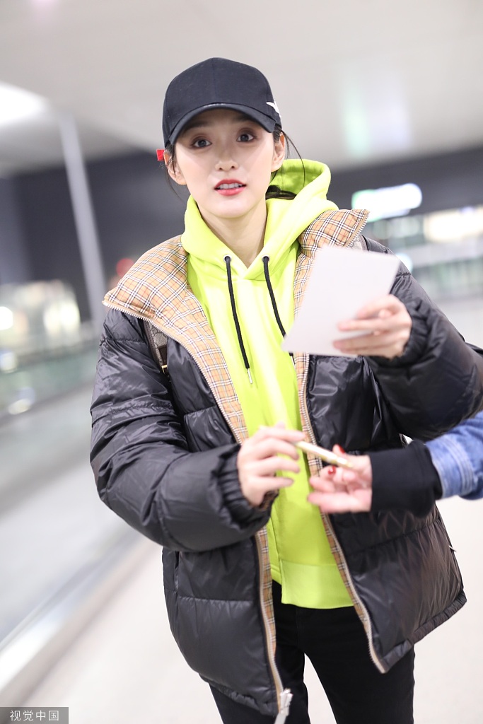 何泓姗装扮厚重不显臃肿 帮粉丝签名开心比v