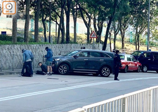 港媒：香港劫匪开车撞警，警员开枪截停抓7人！
