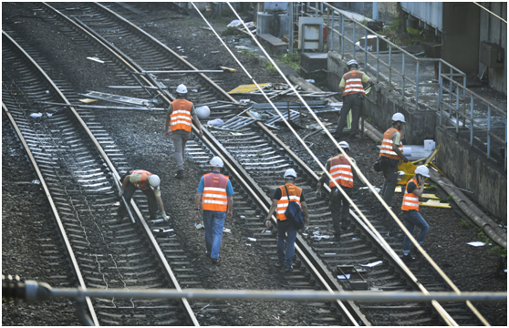 11月11日，有人在大埔墟路轨放置竹枝，9人被控意图危害乘客等安全而在铁路上放置物品罪(图片来源：香港《星岛日报》)