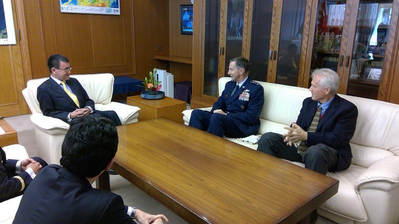 今年10月份，日本防卫相访问驻日美军总部(日本防卫省)