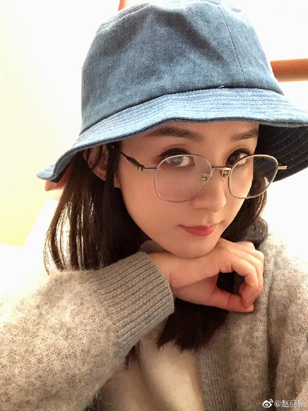 辣妈赵丽颖久违自拍营业戴渔夫帽加眼睛杀超可