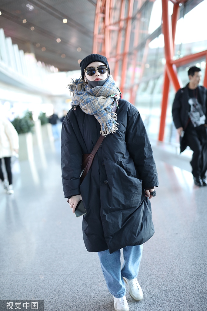 倪妮穿羽绒服戴超厚围巾全副武装走路带风造型太温暖