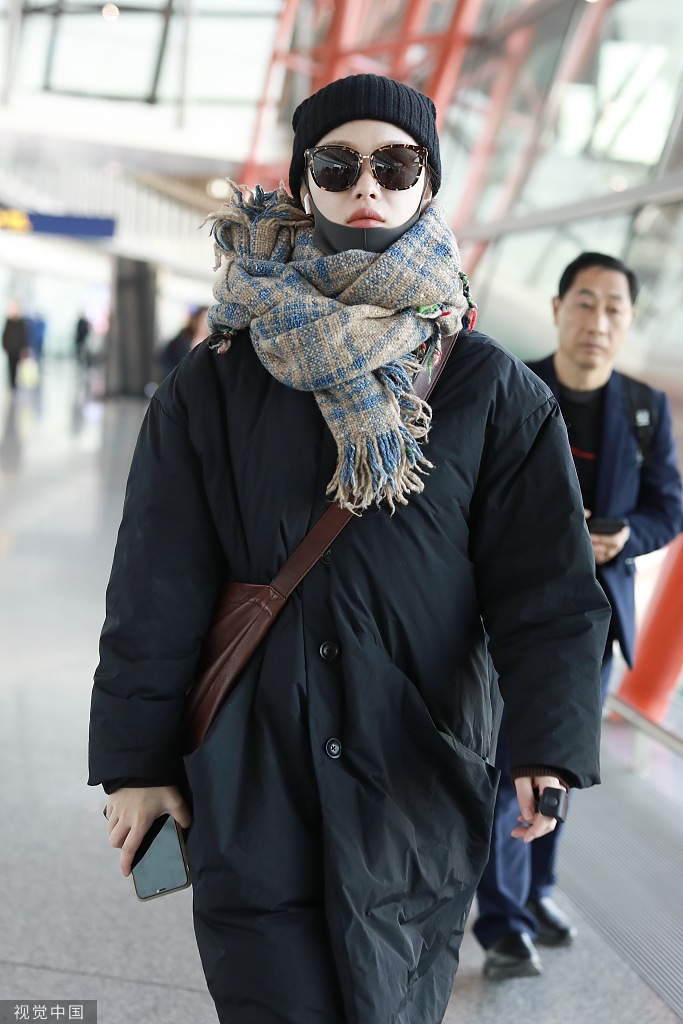 倪妮穿羽绒服戴超厚围巾全副武装走路带风造型太温暖
