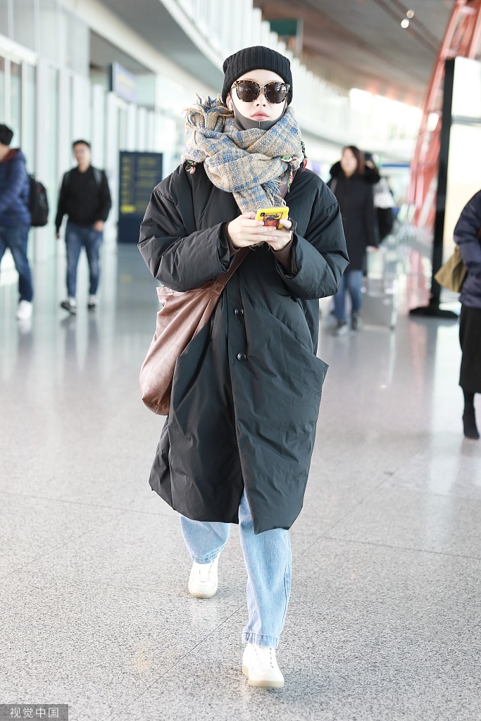倪妮穿羽绒服戴超厚围巾 全副武装走路带风造型太温暖