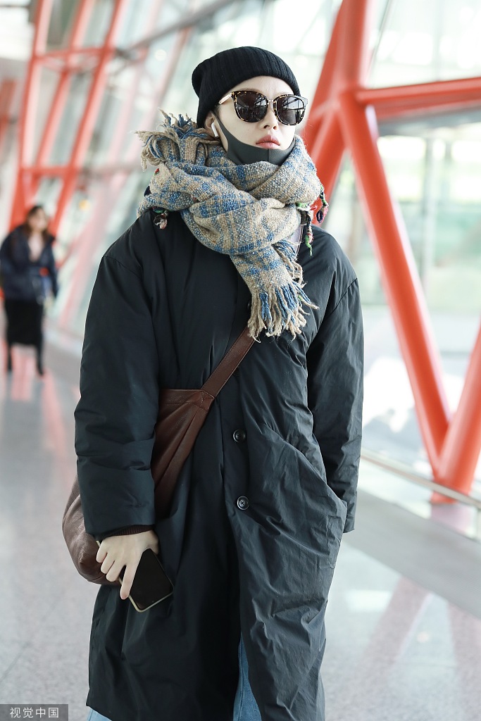 倪妮穿羽绒服戴超厚围巾 全副武装走路带风造型太温暖