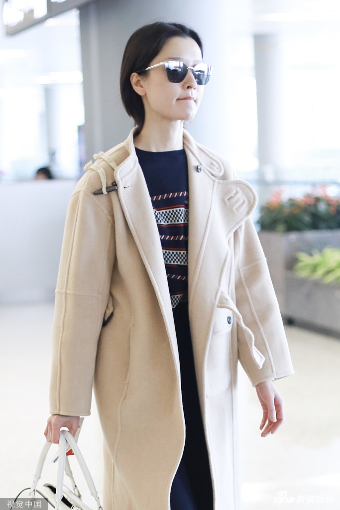 杜鹃素颜黑超遮面可爱抿嘴 穿毛绒大衣尽显优雅气质