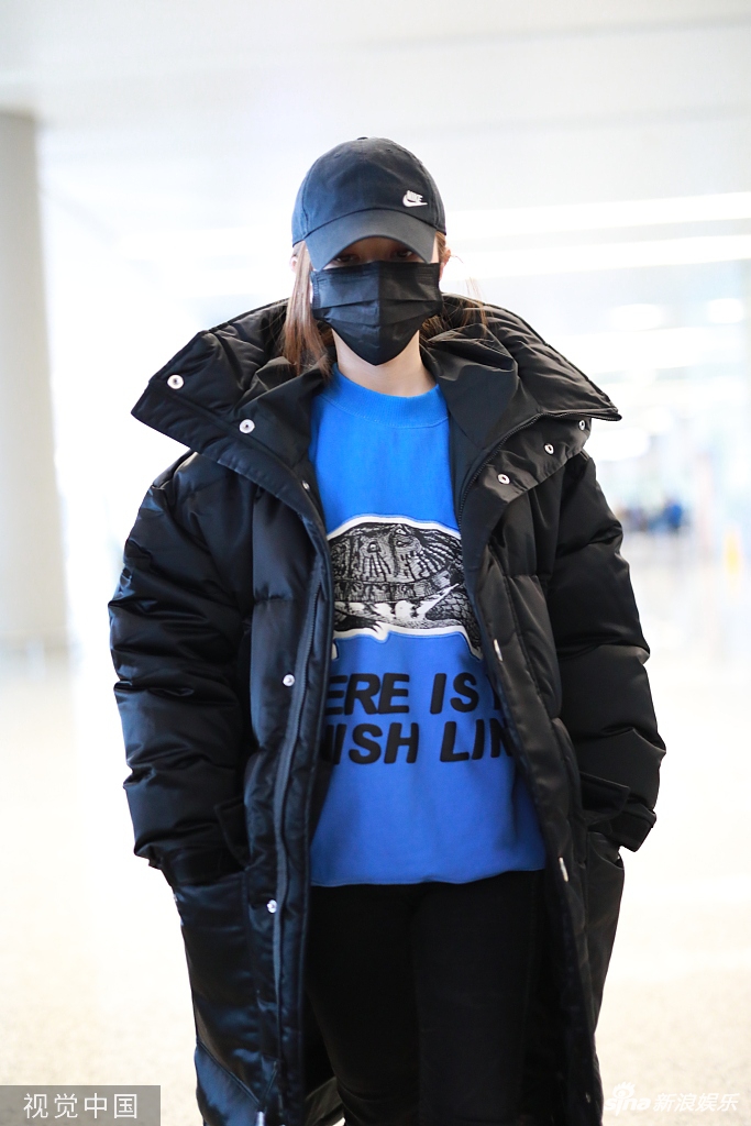邓紫棋穿蓝色卫衣现身机场帽子口罩遮面只露双眼低头赶路