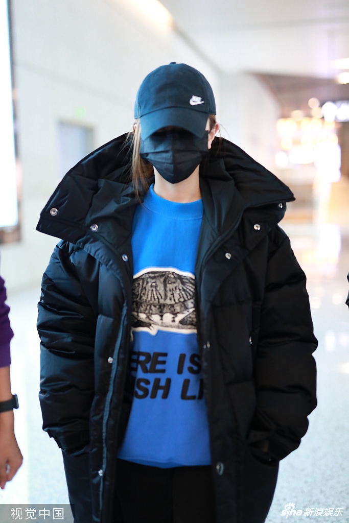 邓紫棋穿蓝色卫衣现身机场帽子口罩遮面只露双眼低头赶路