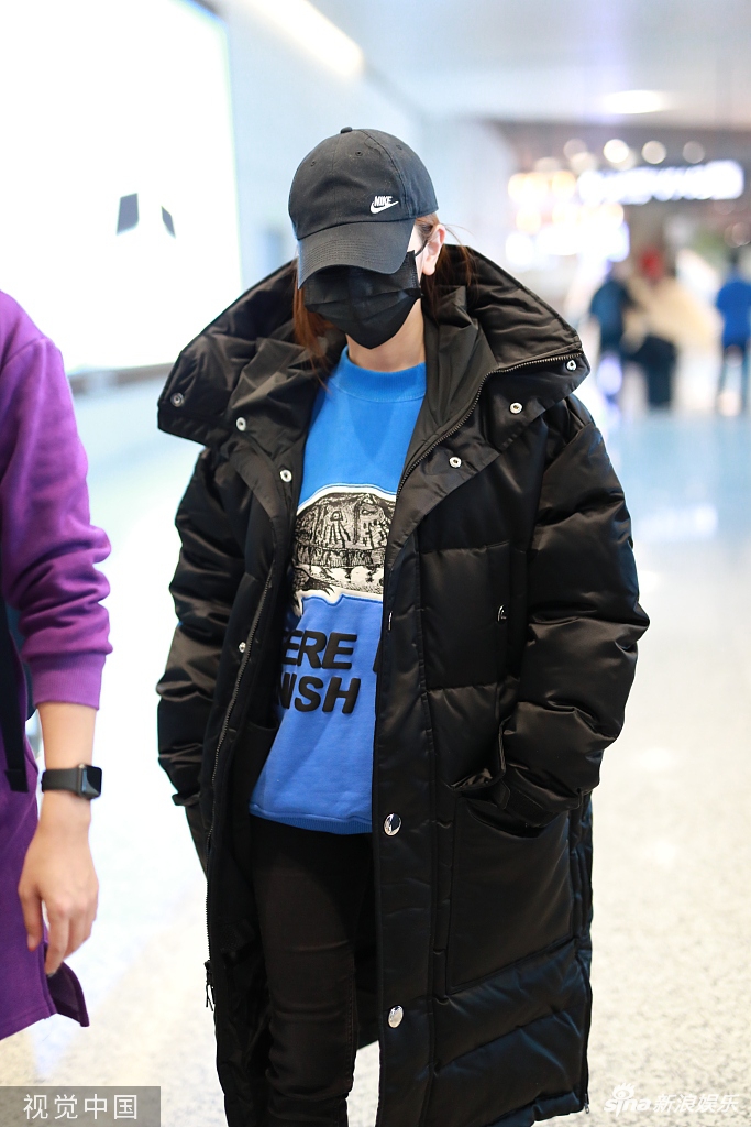 邓紫棋穿蓝色卫衣现身机场帽子口罩遮面只露双眼低头赶路