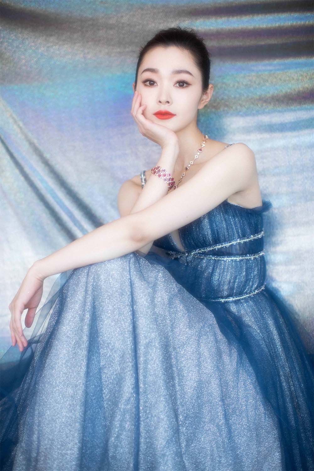 宋轶穿冰雪薄纱长裙亮相 曼妙天鹅颈优雅迷人