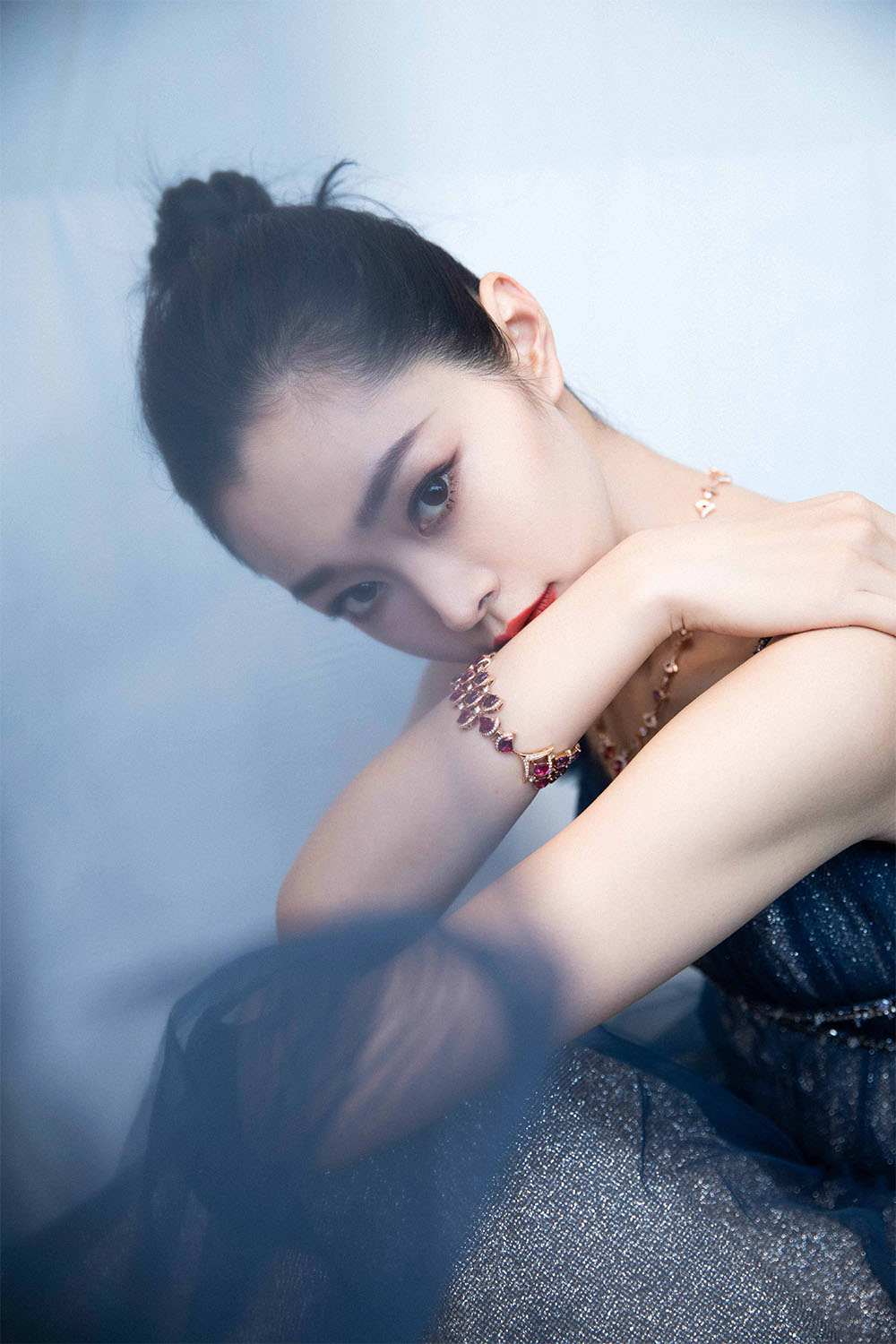 宋轶穿冰雪薄纱长裙亮相 曼妙天鹅颈优雅迷人