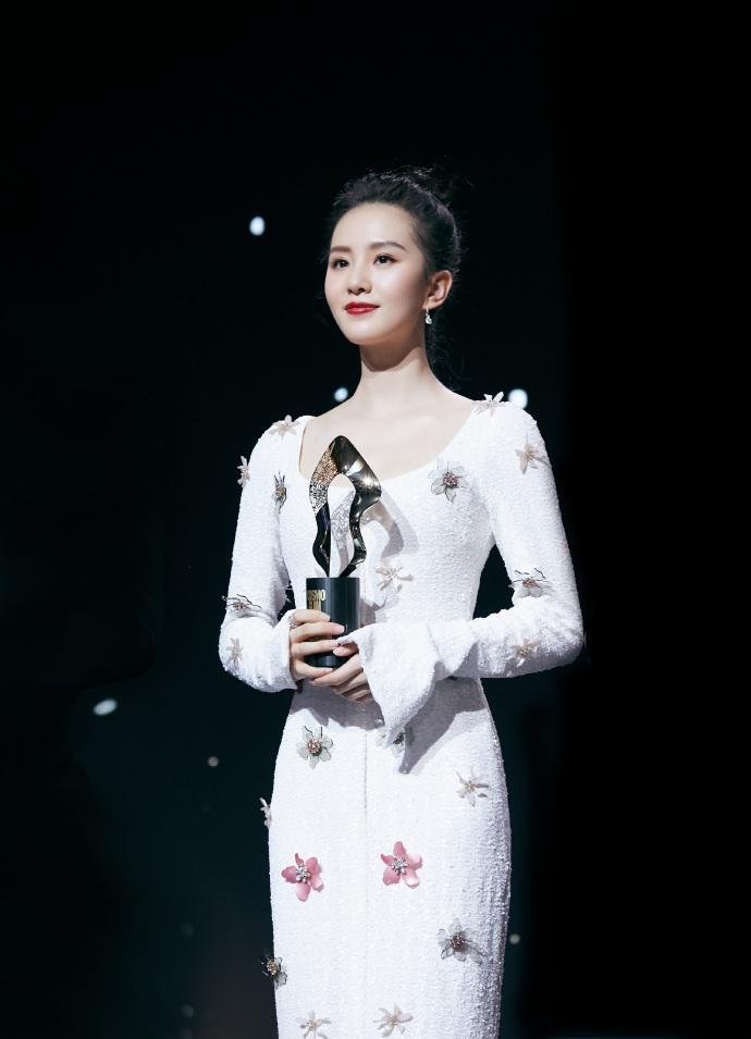 刘诗诗花朵裙精致优雅 获封"传承梦想"年度人物