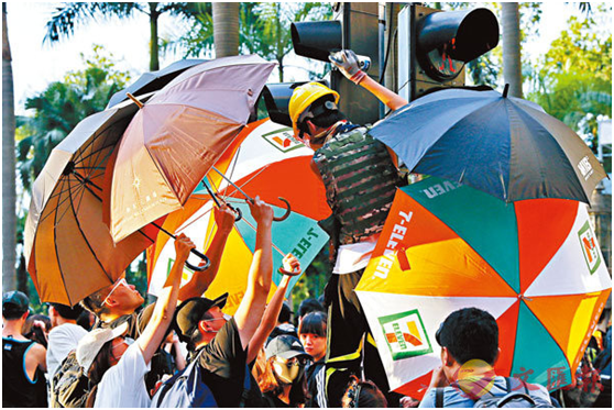 香港多处交通灯被暴徒破坏(图片来源：香港《文汇报》)