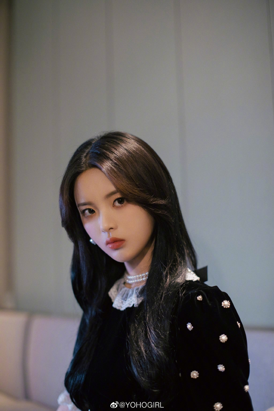 杨超越穿珍珠小黑裙名媛范儿足肌肤白嫩妆容精致